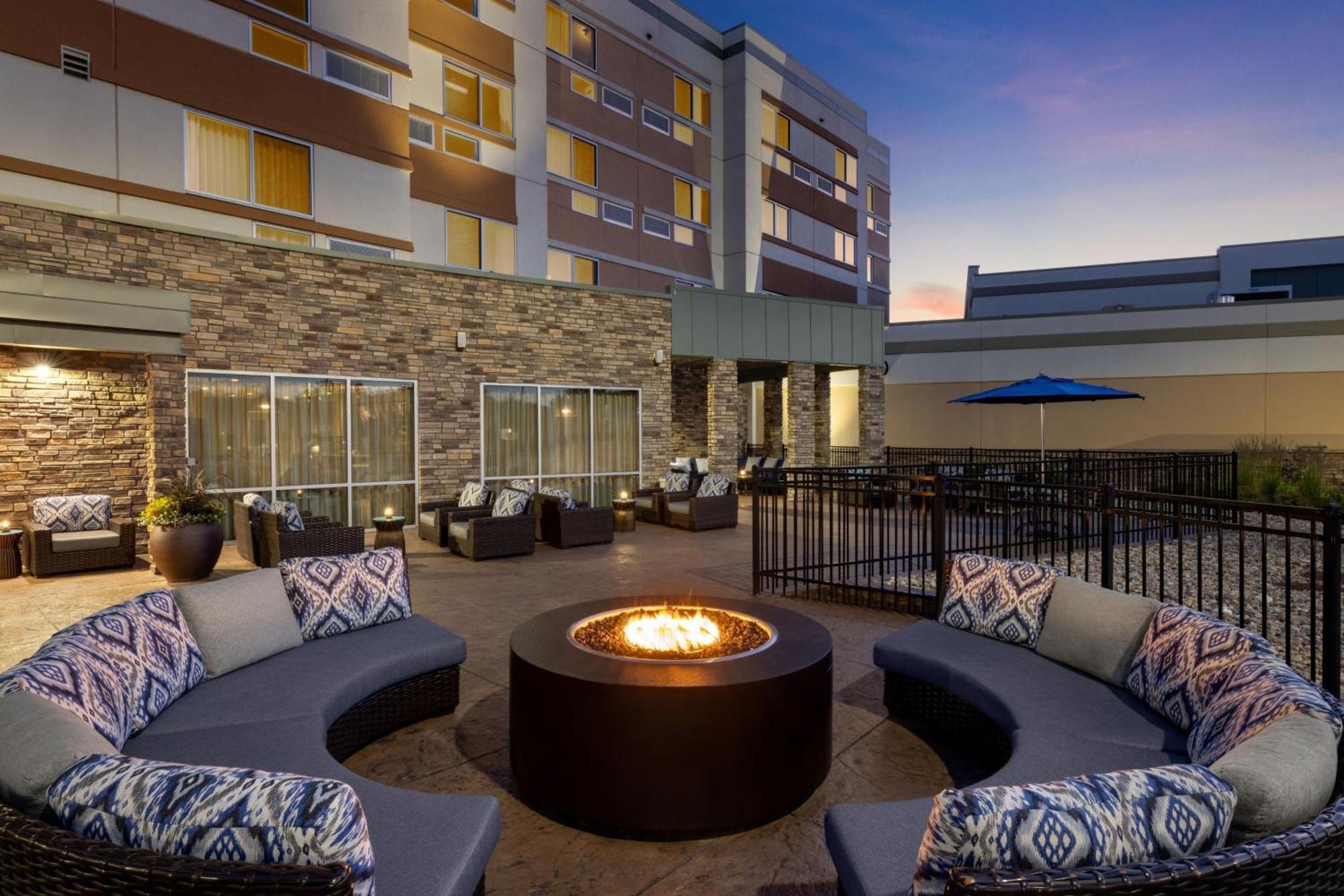 Courtyard By Marriott Omaha Bellevue At Beardmore Event Center Екстериор снимка
